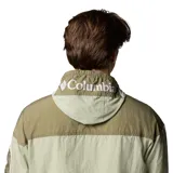 Cortaviento Columbia Challenger II con tecnología Omni-Shield, resistente al agua y al viento. Presenta un diseño bicolor en tonos verde, con capucha ajustable, cierre frontal, bolsillos laterales con cremallera y un bolsillo adicional en la manga con detalle de malla.