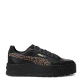 Championes urbanos Puma modelo Karmen II con suela de plataforma alta. Presentan una capellada de color crema con el icónico logo de la marca en dorado y detalles laterales con estampado animal print. Cuentan con cierre de cordones y plantilla acolchada para mayor confort.