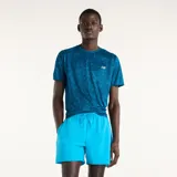 Short deportivo New Balance modelo Sport Essentials 5", color celeste, con bolsillos laterales y cintura elástica con cordón ajustable.