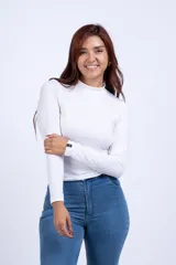 Polera color marrón con cuello alto y mangas largas.