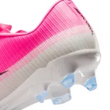 Championes de fútbol Nike Mercurial Vapor 17 Academy FG/MG, color rosado y blanco con el icónico swoosh en negro.
