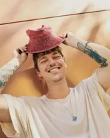 Gorro tipo bucket color borgoña con logo bordado al frente.