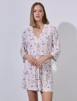 Conjunto de bata y camisón René Rofé con estampado floral en tonos rosa y celeste. El camisón tiene escote en V con aplique de encaje y breteles regulables. La bata tiene lazo de ajuste.