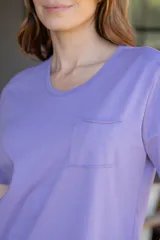 Remera básica de algodón color azul, con escote redondo, manga corta y bolsillo en el pecho.