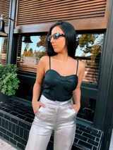 Body negro con breteles finos y copas preformadas.