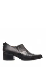 Zapato de cuero negro con puntera cuadrada, taco bajo y cierre trasero.