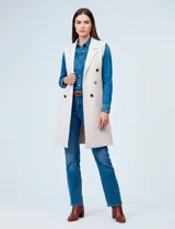 Chaleco largo tejido color blanco de la marca Sioni, con cuello solapa, doble botonadura dorada en el frente y bolsillos aplicados.