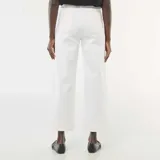 Pantalón jean de corte recto y largo cropped, color blanco, con diseño de cinco bolsillos, cierre frontal con botones metálicos visibles y costuras reforzadas.