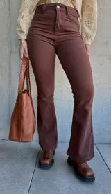 Jean semi oxford color chocolate con lycra.