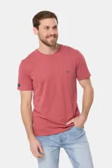 Remera básica de algodón color azul marino, de manga corta, con cuello redondo y logo bordado en el frente.