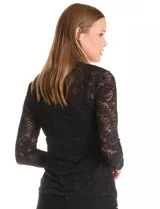Blusa de encaje negro con cuello alto y mangas largas. Incluye musculosa interna a tono para mayor cobertura.