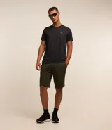 Bermuda deportiva masculina, modelo long, confeccionada en microfibra color verde militar, con cintura elástica, cordón de ajuste y bolsillos laterales.