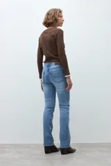 Jean de corte recto y tiro medio, confeccionado en denim de color azul claro con acabado liso.