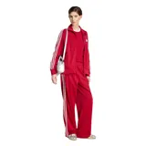 Campera deportiva Adidas color rojo, modelo suelto con cuello alto, cierre frontal completo y bolsillos laterales. Presenta las clásicas tres tiras blancas en las mangas y el logo del trébol bordado en el pecho.