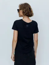 Remera básica negra de manga corta, con escote en V y corte clásico.