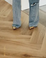 Botines dorados de cuero vacuno con punta fina y tacón aguja.