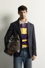 Blazer regular fit de lana azul marino con diseño de rayas sutiles, cuello con solapas de muesca, cierre frontal con botones y bolsillos de parche en la cadera.