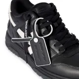 Zapatillas Off-White modelo Out Of Office, color negro con detalles en blanco. Diseño de caña baja confeccionado en cuero, con el característico logotipo de flecha en el lateral y suela de goma robusta.