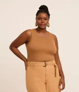Musculosa plus size color tostado, confeccionada en malla rib de viscosa, con cuello redondo y textura acanalada.