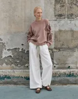 Pantalón de lino 100% color blanco, de calce relajado y pierna amplia. Cuenta con cintura elastizada, lazo ajustable y bolsillos laterales.