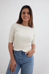 Sweater de tejido punto acanalado color crema, de manga corta y escote bote (barco).