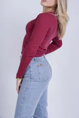 Remera azul marino de punto canalé, corte crop y mangas largas.