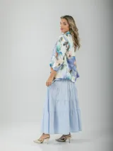 Falda larga de algodón color negro, con corte campesino y diseño escalonado.