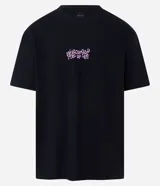 Remera negra de corte relajado, confeccionada en algodón, con cuello redondo y manga corta. Presenta un estampado gráfico en la espalda en color rosa que ilustra diversos tipos de hongos junto con la frase 'Microworld full of life'.