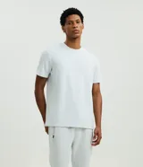 Pantalón jogger deportivo de hombre en color azul, con cintura elástica ajustable con cordón, bolsillos laterales con cierre de cremallera y bajo ajustado con puño elastizado.