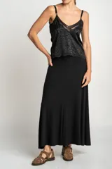 Top negro con estampado animal print, breteles finos y detalles de encaje en escote y ruedo.