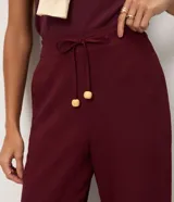 Pantalón de corte recto confeccionado en mezcla de viscosa y lino. Presenta cintura elástica con cordón ajustable y bolsillos laterales.