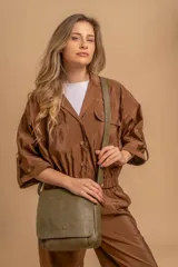 Bandolera de diseño simple con tapa frontal, confeccionada en material símil cuero. Cuenta con correa ajustable, división interna y bolsillos internos para mayor organización.