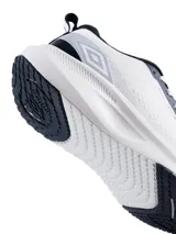 Championes deportivos Umbro modelo Void, color negro con detalles en gris oscuro. Presentan una estructura de malla transpirable, suela robusta con amortiguación y el logo de la marca en el lateral y la lengüeta.