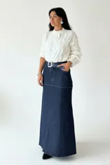 Falda larga de denim azul oscuro, de corte recto y tiro alto, con costuras visibles y ruedo desflecado.