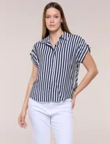Camisa de calce holgado con diseño a rayas verticales azul marino y blancas, cuello camisero clásico y mangas cortas.