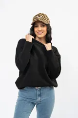 Sweater de punto color negro, con cuello redondo, manga larga y diseño de calce relajado.
