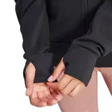 Campera deportiva Adidas Designed For Training de color negro, con capucha, cierre frontal completo y bolsillos laterales. Cuenta con aberturas para los pulgares en los puños y el logo de la marca sutilmente estampado en el pecho.