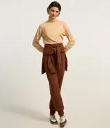 Blusa de punto color verde, con cuello alto y manga larga. Diseño básico y ajustado al cuerpo.