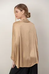 Camisa de satén tramada color blanco, con calce holgado y cómodo, cuello camisero, mangas largas y cierre frontal con botones.