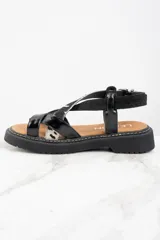 Sandalia de cuero negra con tiras combinadas en cuero liso, charol y animal print.