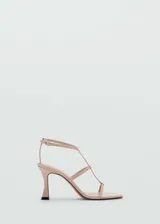 Sandalias de tacón embudo color nude, con diseño de finas tiras en el empeine, puntera cuadrada y cierre de hebilla en el tobillo.