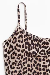 Malla enteriza con estampado de leopardo, breteles finos y copas con relleno extraíble. Presenta un diseño de corte alto en las piernas y cobertura media en la parte posterior.