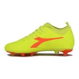 Championes de fútbol Diadora Striker MD, color amarillo flúor con detalles en naranja.