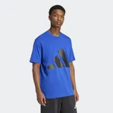 Remera Adidas de corte clásico y cuello redondo, confeccionada en tejido de punto jersey de algodón. Presenta un diseño de color azul vibrante con el logo de las tres rayas de la marca estampado en gran tamaño en el pecho en color negro.