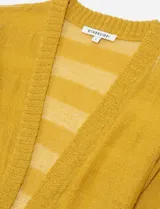 Cardigan de tejido de punto color beige con rayas horizontales en tono más claro, de mangas 3/4 y corte clásico.