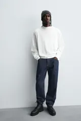 Bota tipo derby con cordones, confeccionada en material liso con horma redonda y suela track con volumen.