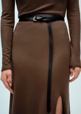 Vestido midi de punto fino color marrón, con cuello perkins, manga larga y diseño recto con abertura lateral en el bajo.