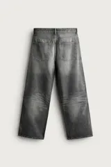 Jeans de denim de algodón en color azul con efecto desgastado, tiro medio y corte recto de ajuste holgado (loose fit). Cuenta con diseño clásico de cinco bolsillos y cierre frontal con cremallera y botón.