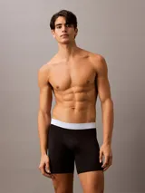 Pack de tres calzoncillos tipo boxer brief Calvin Klein, confeccionados en mezcla de algodón elástico. Diseño de talle medio con cinturilla elástica distintiva de la marca en colores azul, celeste y salmón.