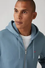 Canguro celeste con capucha y cierre frontal, bolsillos tipo canguro y logo de Levi's bordado en el pecho.